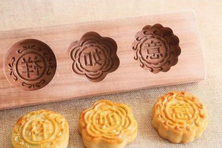 同月餅一樣(yàng)模(mó)印直接把logo刻在模具內